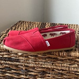 Tom’s classic canvas. Size: 9 Color: red